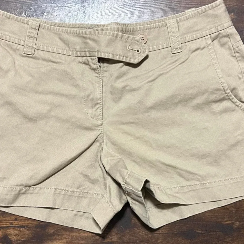 LOFT Tan khaki shorts with a relaxed fit 320.5